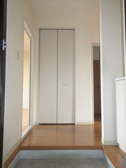 玄関　写真は別の部屋のものです。