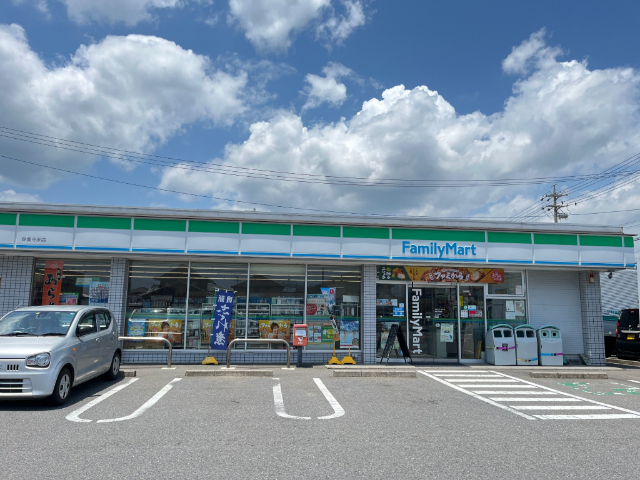 コンビニ　ファミリーマート鈴鹿寺家店（コンビニ）まで302m