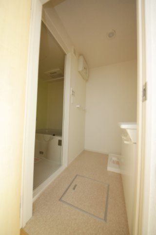 洗面設備　別部屋同一間取りのお写真となります。
