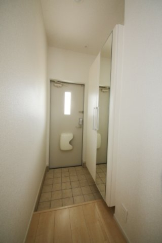 玄関　別部屋同一間取りのお写真となります。