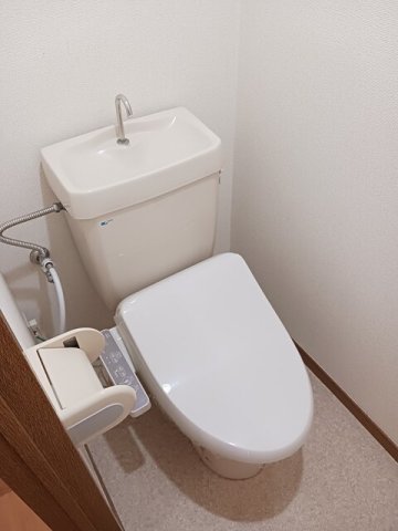 トイレ　落ち着いた色調のトイレです