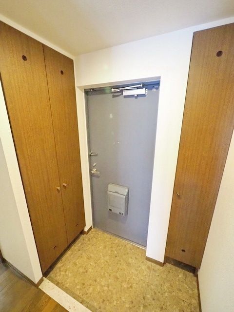 玄関　同物件別部屋写真