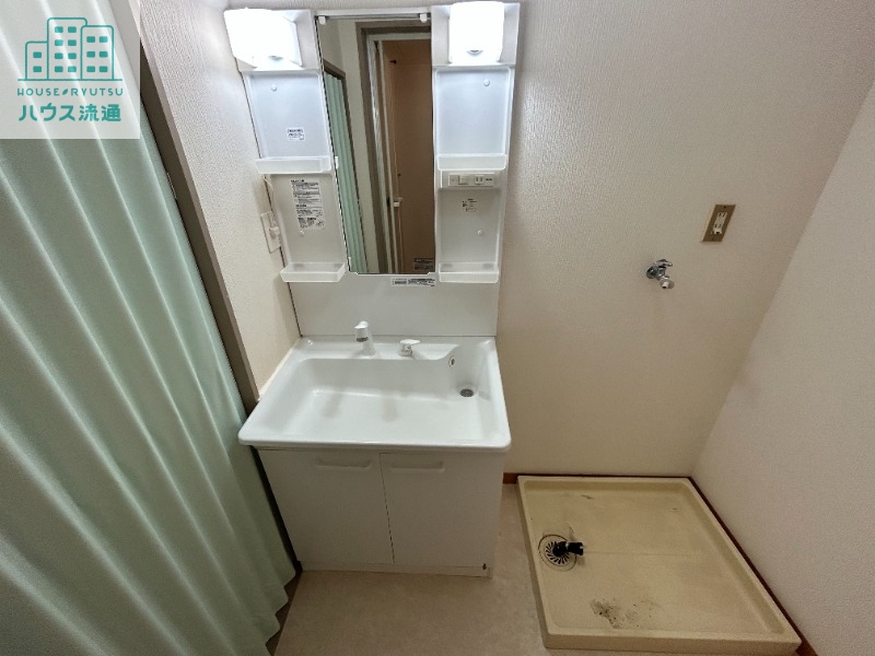 洗面設備　※写真は別号室です。