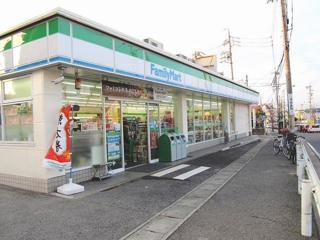 コンビニ　ファミリーマート（コンビニ）まで210m