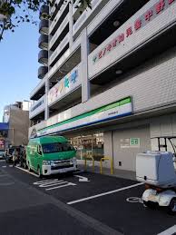 コンビニ　ファミリーマート 中野早稲田通り店（コンビニ）まで11m