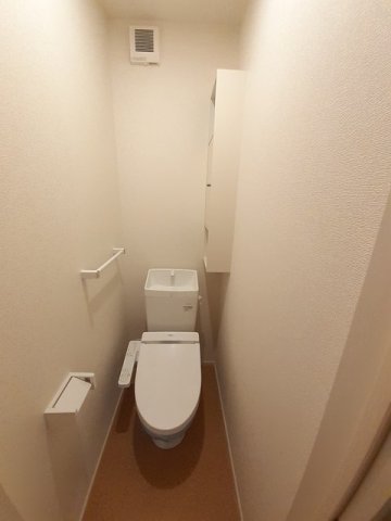 トイレ　嬉しい温水洗浄便座付きです♪