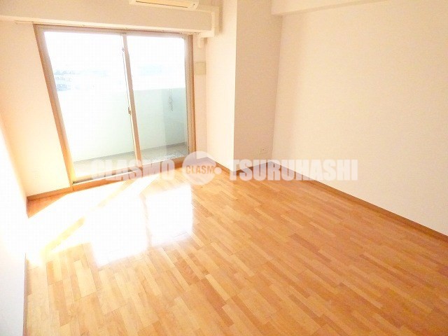 居室・リビング　日当たり良好明るいお部屋で気分もあがりますね♪