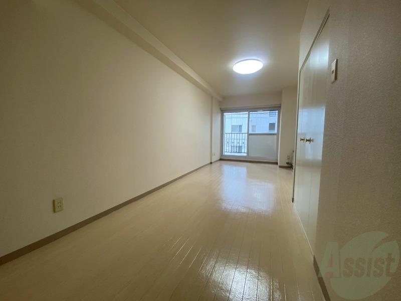 居室・リビング　木目のフローリングは落ち着きのある印象のお部屋になりますね。