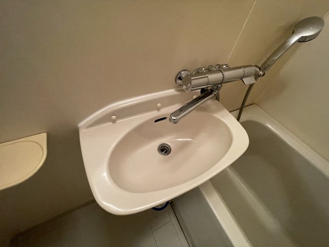 洗面設備　明るい洗面所です