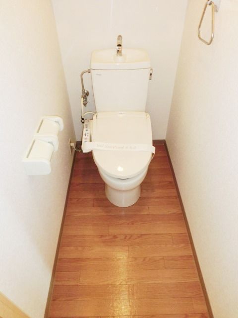 トイレ　独立のトイレはウォシュレット付きです