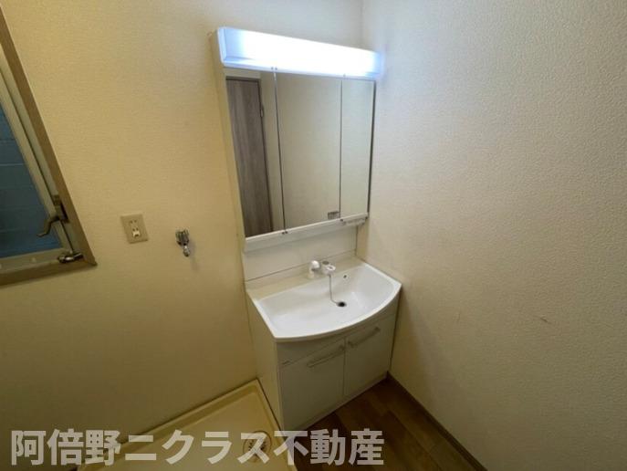 洗面設備　内装は別部屋の参考写真です。