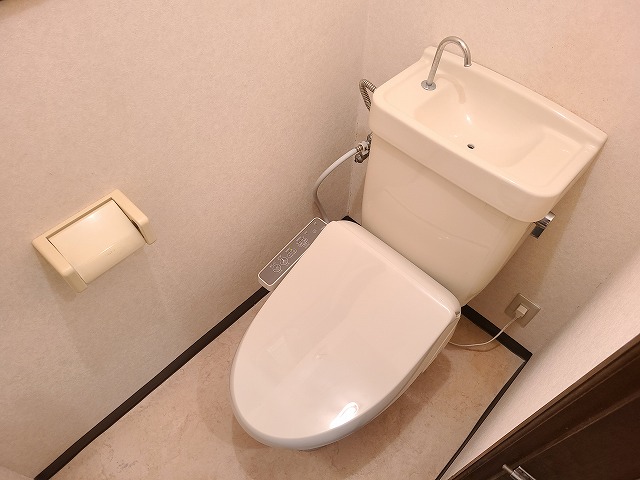 トイレ　★トイレ画像・新品の温水洗浄便座付き★