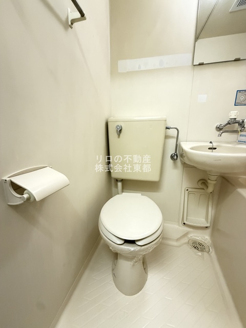 トイレ　白基調で清潔感のあるトイレです♪