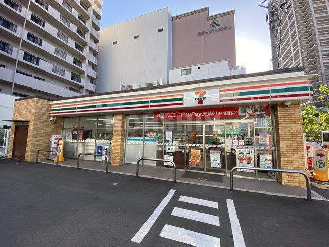 コンビニ　セブンイレブン（コンビニ）まで300m