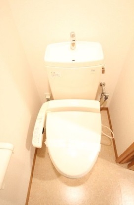 トイレ　*同物件、別部屋の写真です