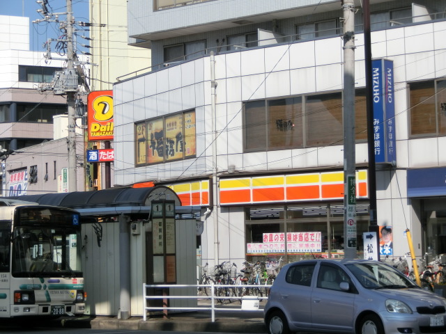 コンビニ　デイリーヤマザキ（コンビニ）まで379m
