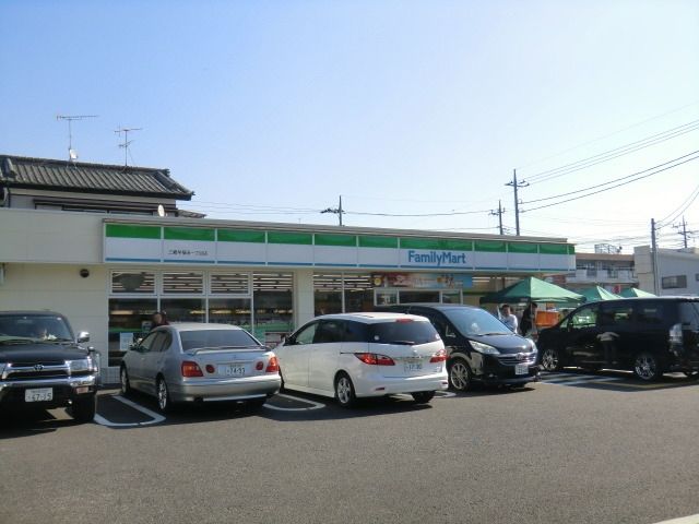 コンビニ　ファミリーマート（コンビニ）まで240m