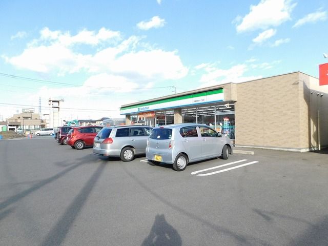 コンビニ　ファミリーマート（コンビニ）まで300m