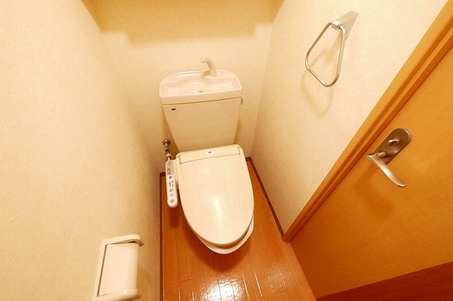 トイレ　落ち着いた色調のトイレです