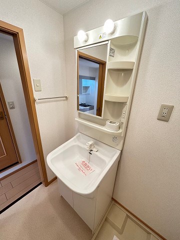 洗面設備　ゆったりとスペースのある洗面所