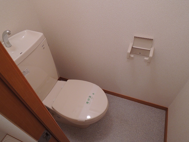 トイレ　個室タイプのトイレです