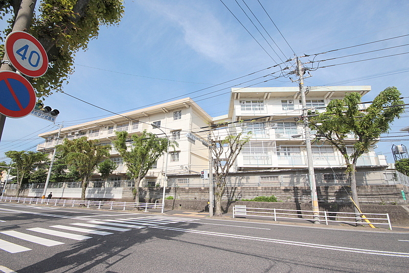 小学校　北九州市立三郎丸小学校（小学校）まで762m