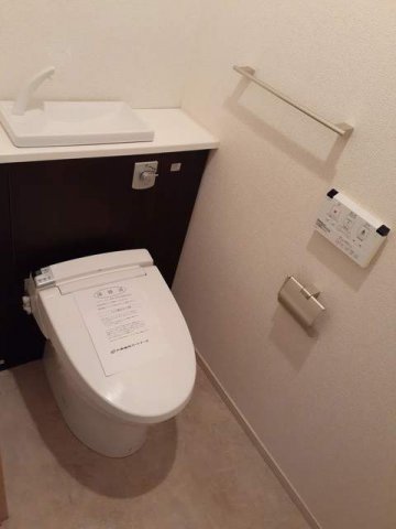 トイレ　落ち着いた色調のトイレです