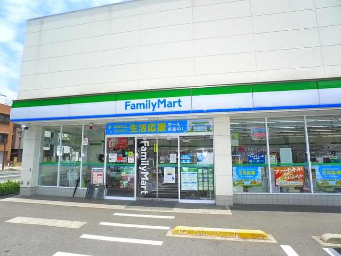 コンビニ　ファミリーマート西新井栄町一丁目店（コンビニ）まで58m