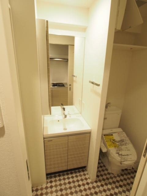 洗面設備　明るい洗面所です