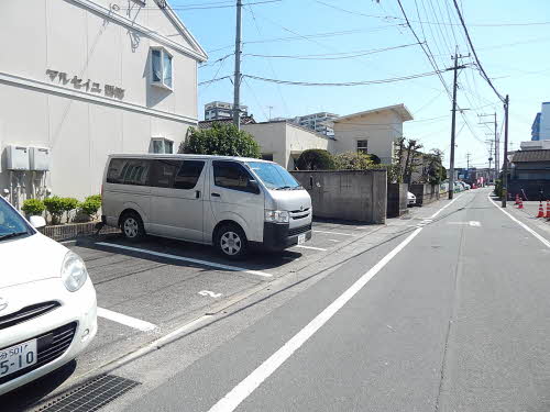 駐車場　駐車場があるので、車を買う予定の方も安心です