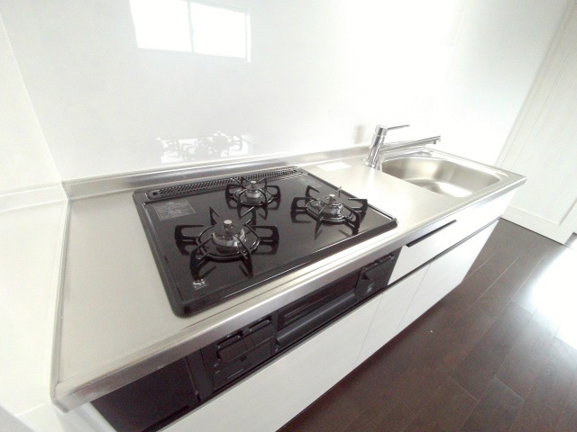 キッチン　調理スペースの広い大型システムキッチン