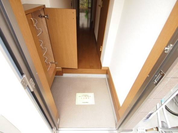 玄関　ひとり入居には十分の広さ　※別部屋参考