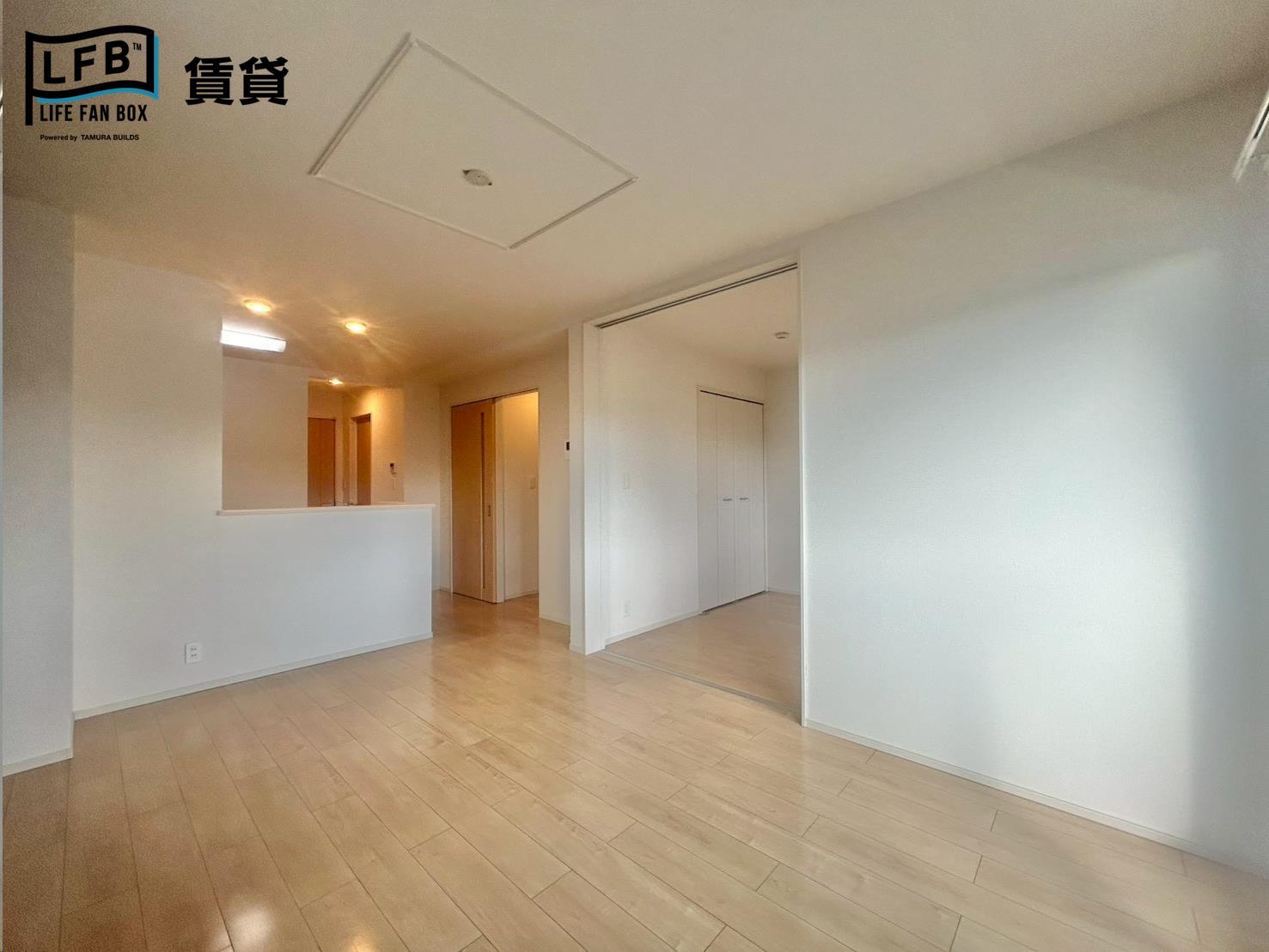 居室・リビング　※同間取り204号室の室内写真です。壁紙や床の色、仕様が異な