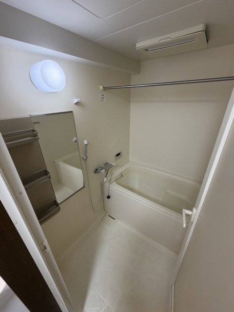 バス・シャワールーム　※写真はＢ－４号室（同型タイプ）です