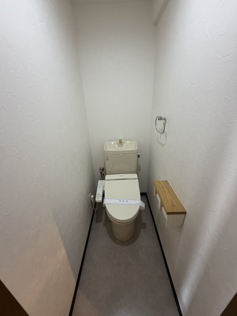 トイレ　※写真はＢ－４号室（同型タイプ）です