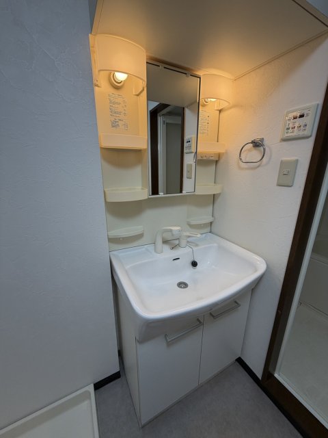 洗面設備　※写真はＢ－４号室（同型タイプ）です