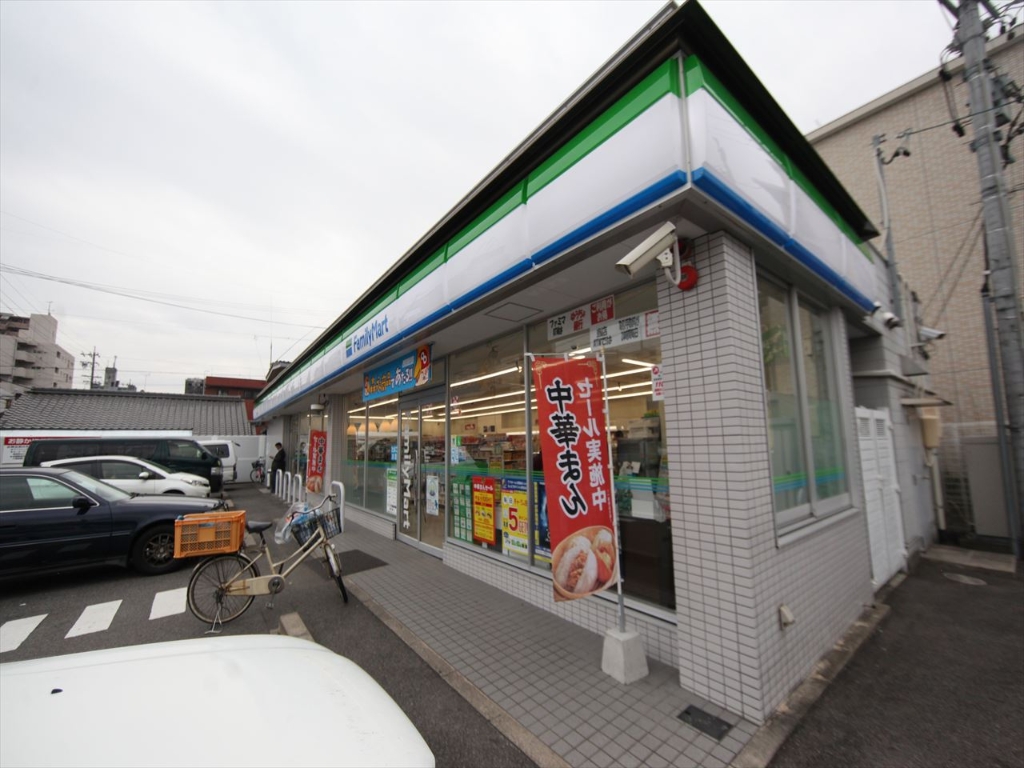コンビニ　ファミリーマート 金城町二丁目店（コンビニ）（コンビニ）まで204m