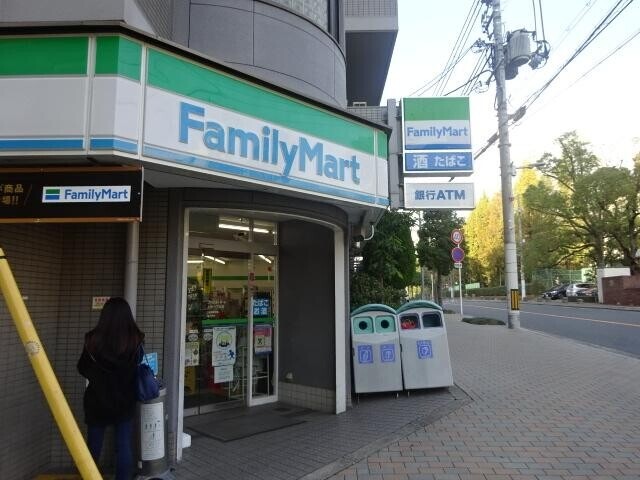 コンビニ　ファミリーマート上町一丁目店（コンビニ）まで746m
