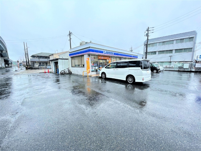 コンビニ　ローソン小牧原駅前店（コンビニ）まで338m