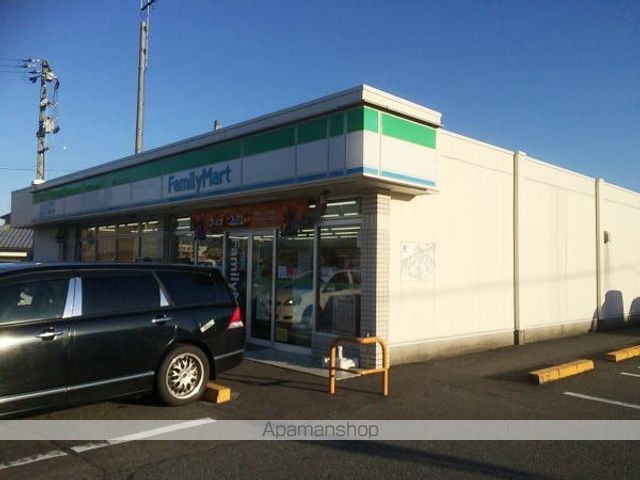 コンビニ　ファミリーマート（コンビニ）まで1300m