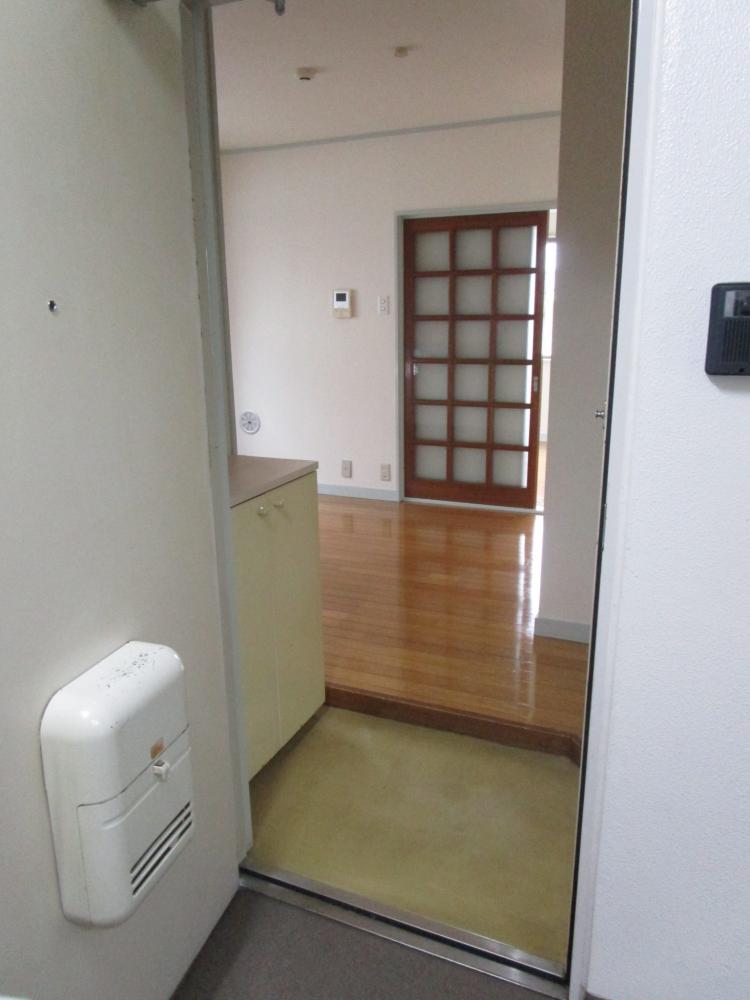 玄関　※写真は同物件他室です