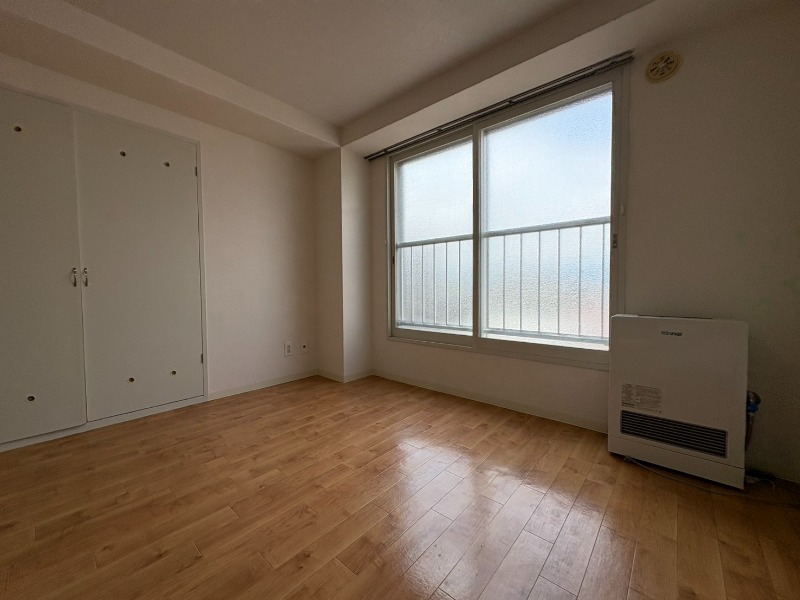 その他部屋・スペース　窓から光が差し込む、温かみのあるお部屋です。