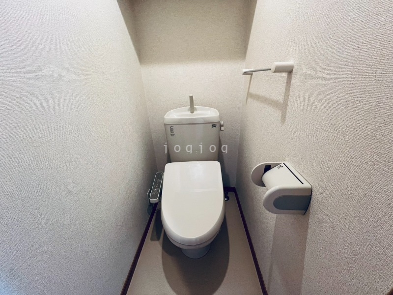 トイレ　嬉しい温水洗浄便座付きのトイレです。