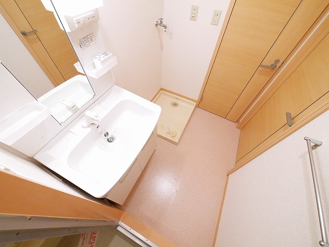 洗面設備　明るい洗面所です
