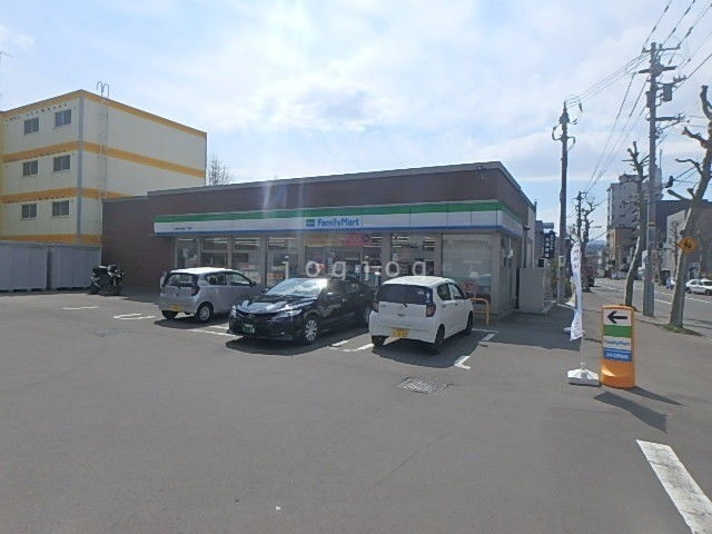 コンビニ　ファミリーマート札幌南7条西7丁目店（コンビニ）まで141m