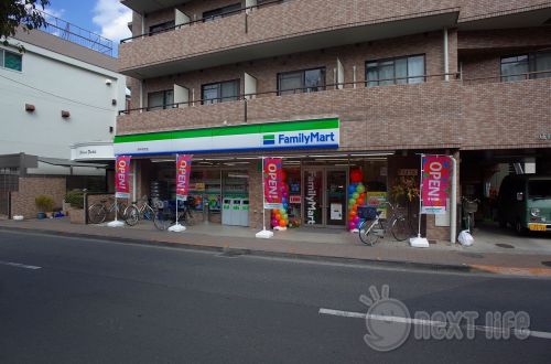コンビニ　ファミリーマート（コンビニ）まで386m
