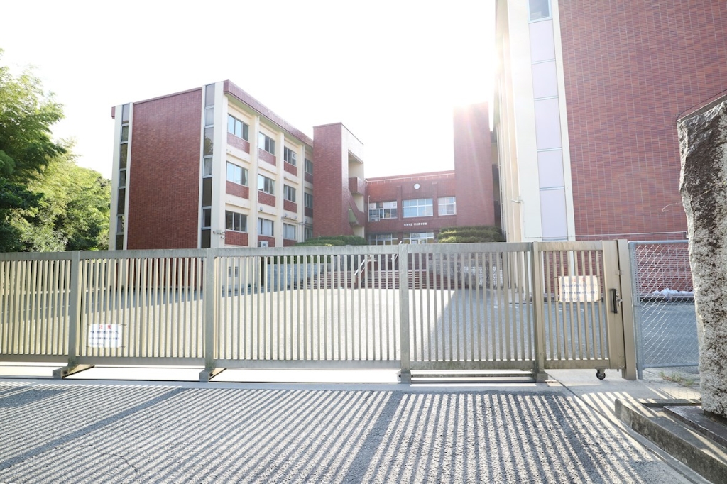 中学校　飯塚市立穂波西中学校（中学校）まで2270m