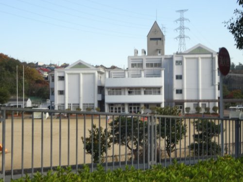 小学校　宝塚市立すみれガ丘小学校（小学校）まで686m