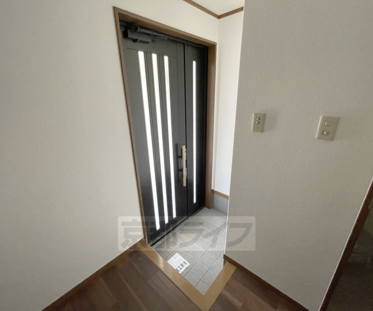 西院久田町戸建の玄関写真