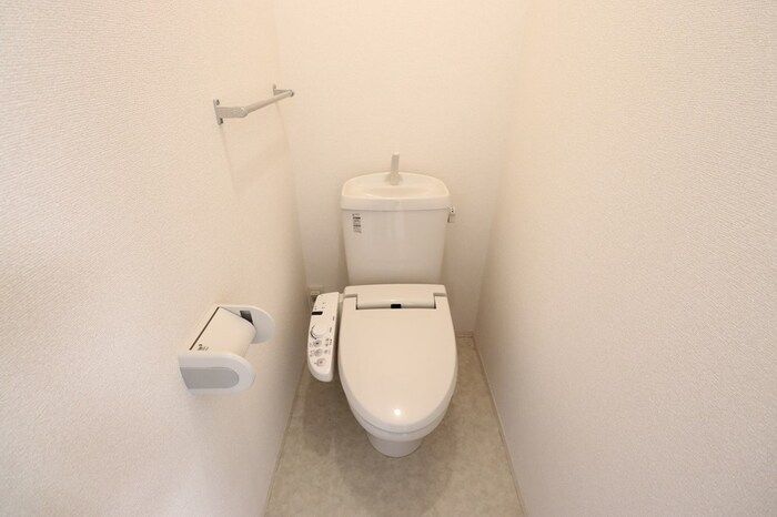 トイレ　落ち着いた色調のトイレです